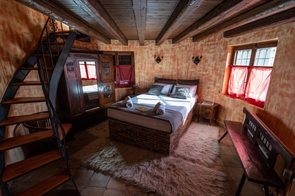 Cozy and Inviting Double Bedroom in Vintage Stone House, a vacation rental in Greece