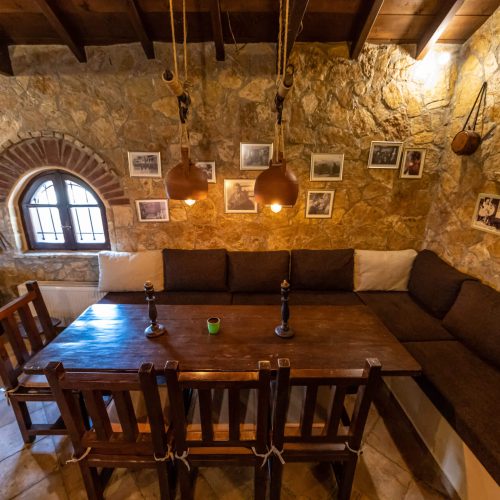 Classic Dining Room in a Vintage Style Apartment, a vacation rental in Greece