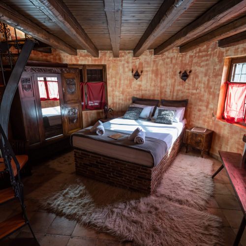 Cozy and Inviting Double Bedroom in Vintage Stone House, a vacation rental in Greece
