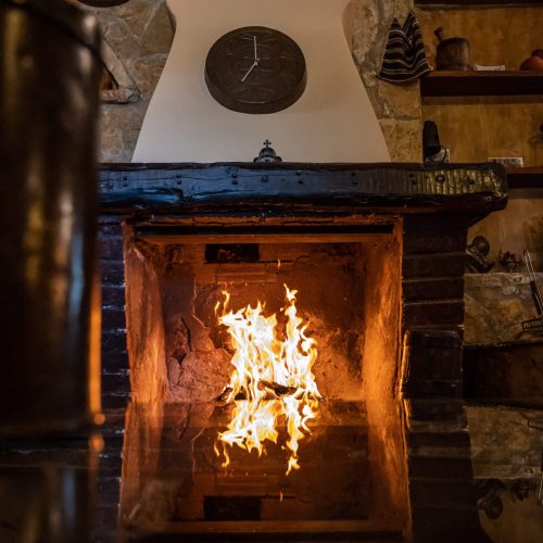 Cozy Vintage Stone House Fireplace, a vacation rental in Greece